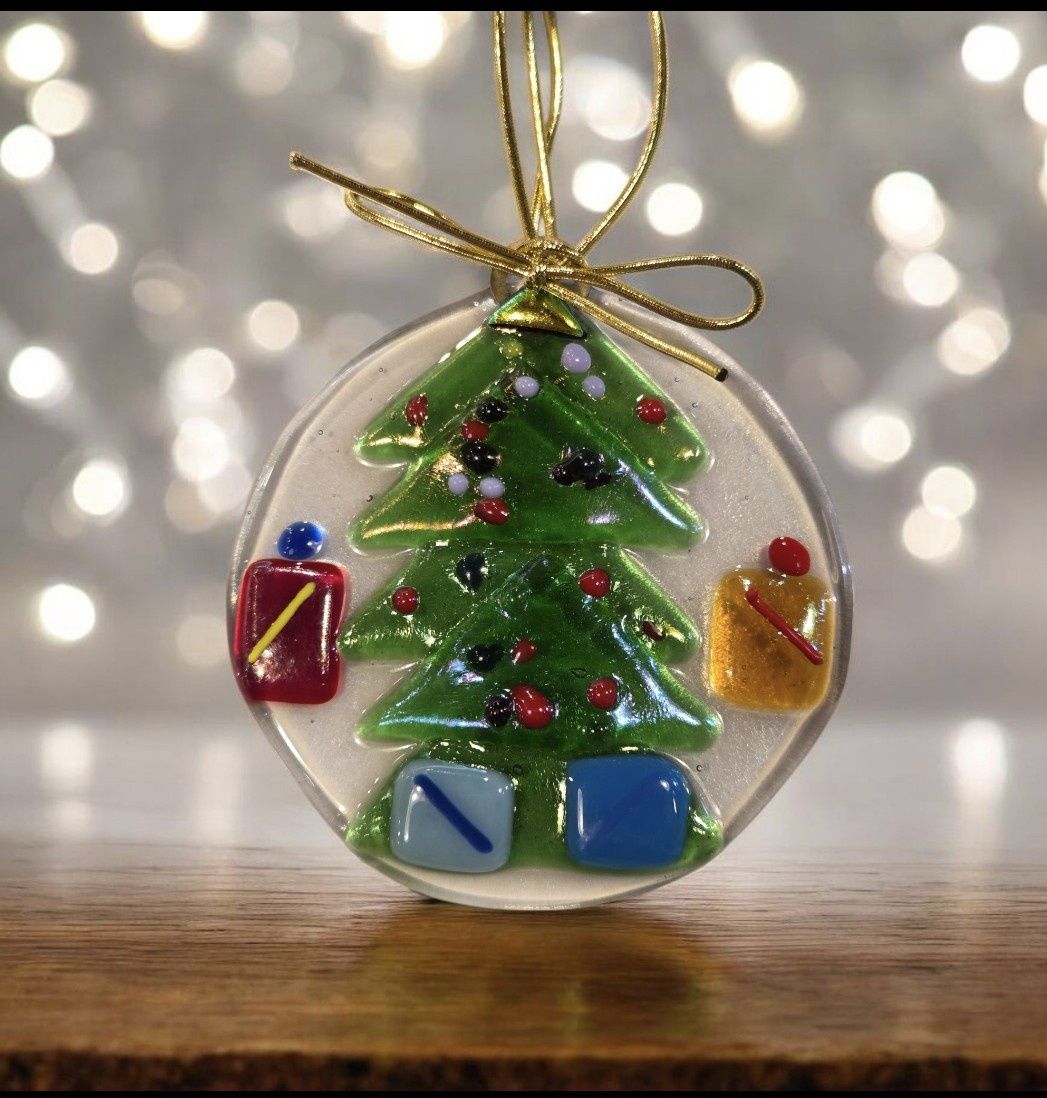 Verre Visage Fused Glass Tree &amp; Presents Ornament 403