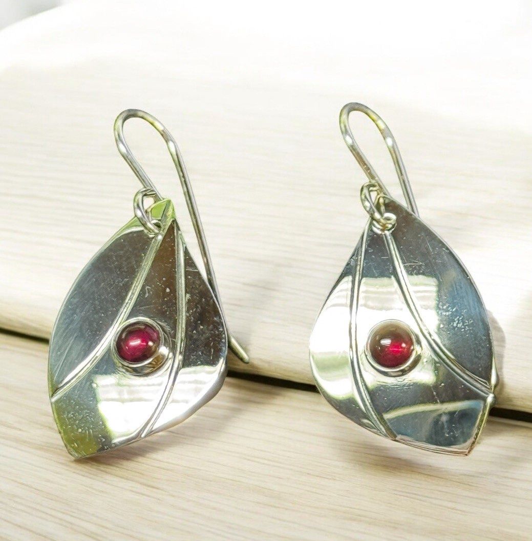 Gray Earring Silver Teardrop w/Garnet