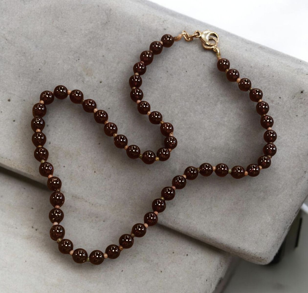 Greenhood Necklace Round Garnet