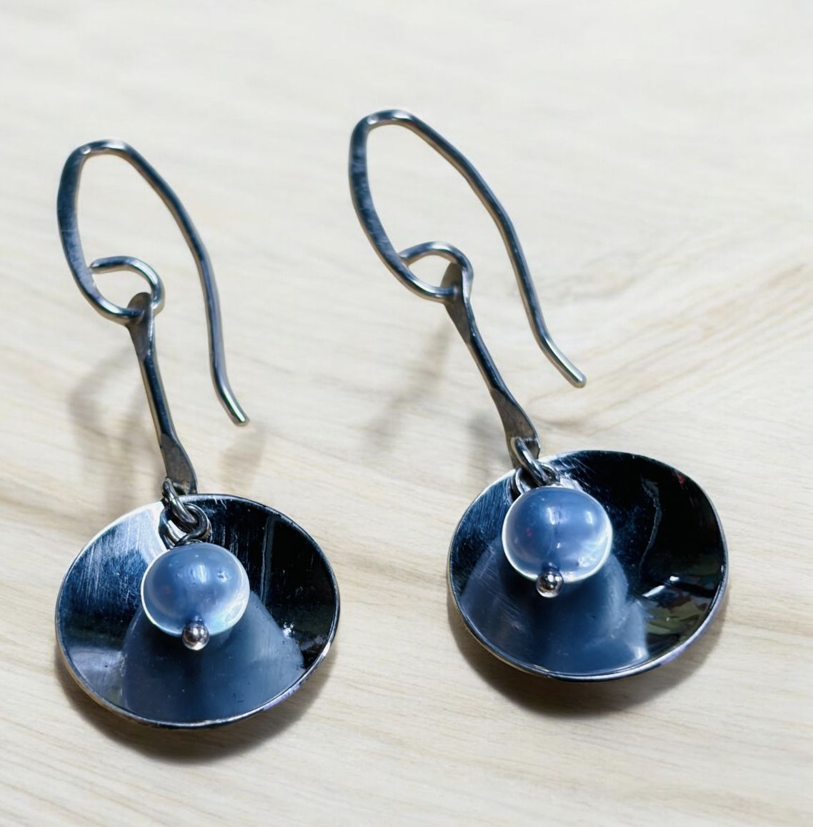 Gonzales Earrings Pearl in Silver Disc