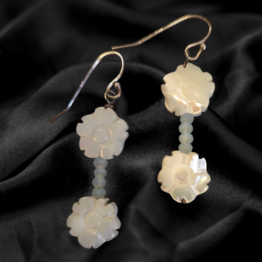 Trueworthy Earring MOP Flowers with Aquamarine