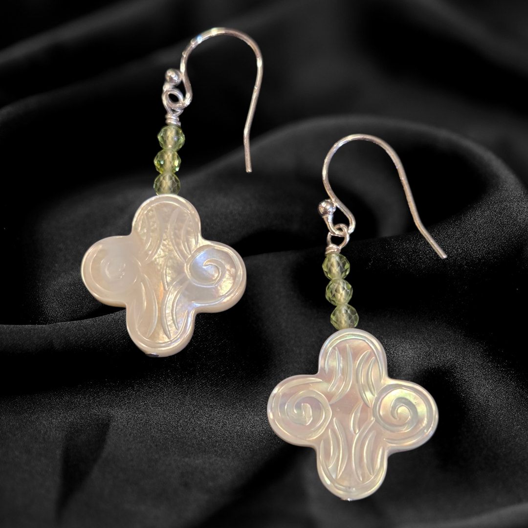Trueworthy Earring MOP Clovers with Peridot