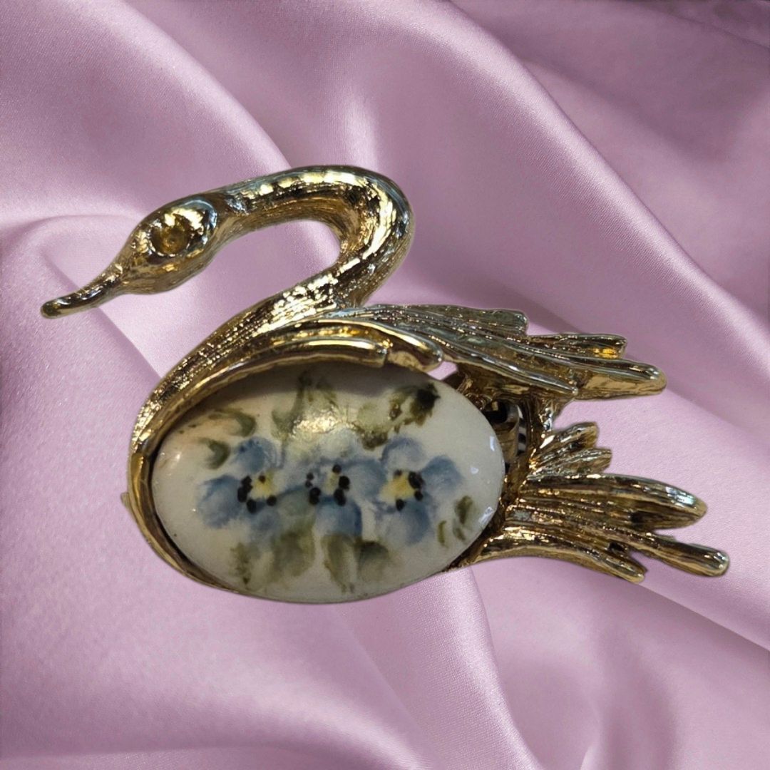 Ritz Porcelain Swan Pin