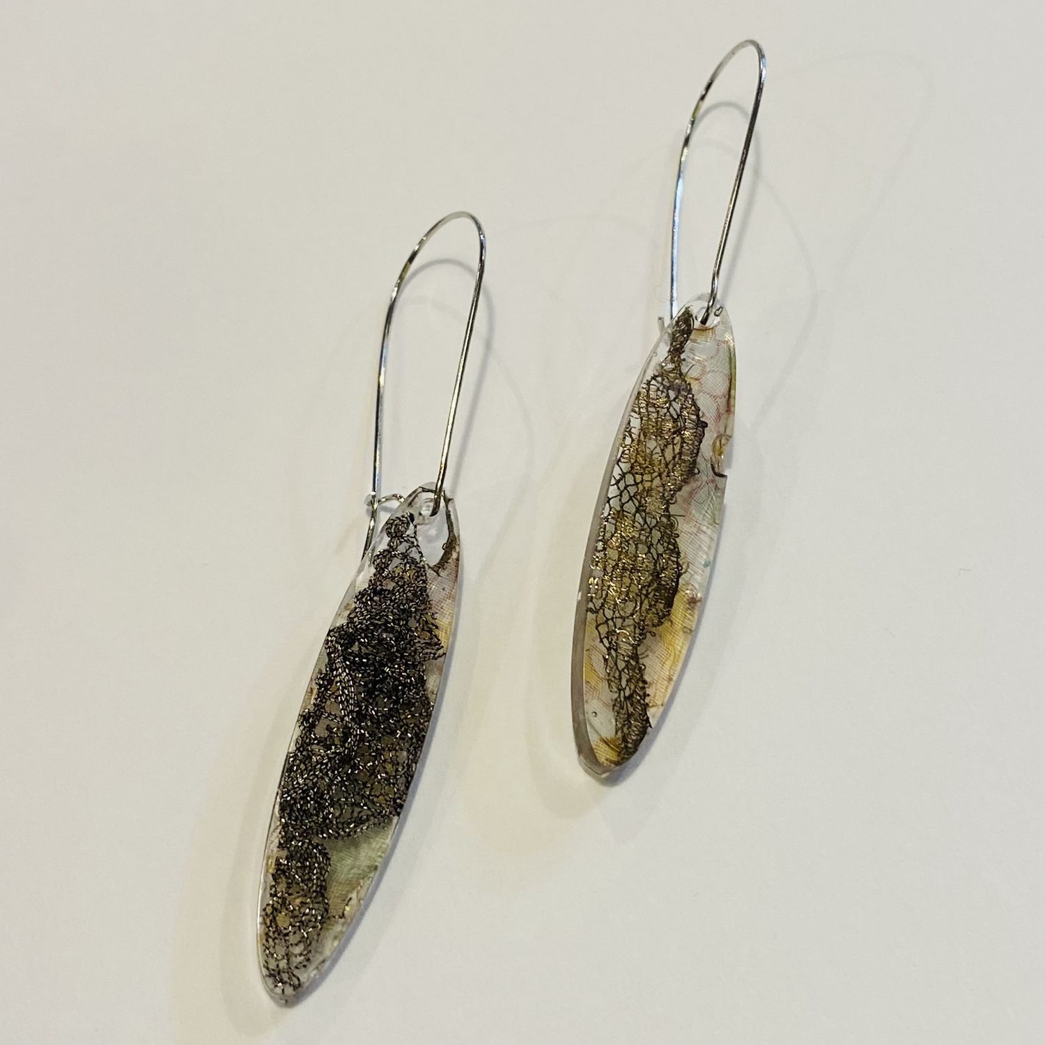 Frame Earring Resin Oval w/ Black &amp; Gold Silk Sari