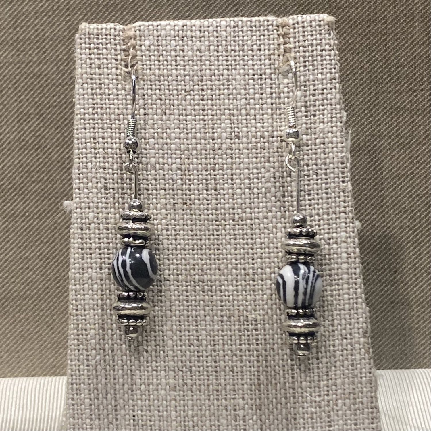Gerber Earring Small Black &amp; White Agate