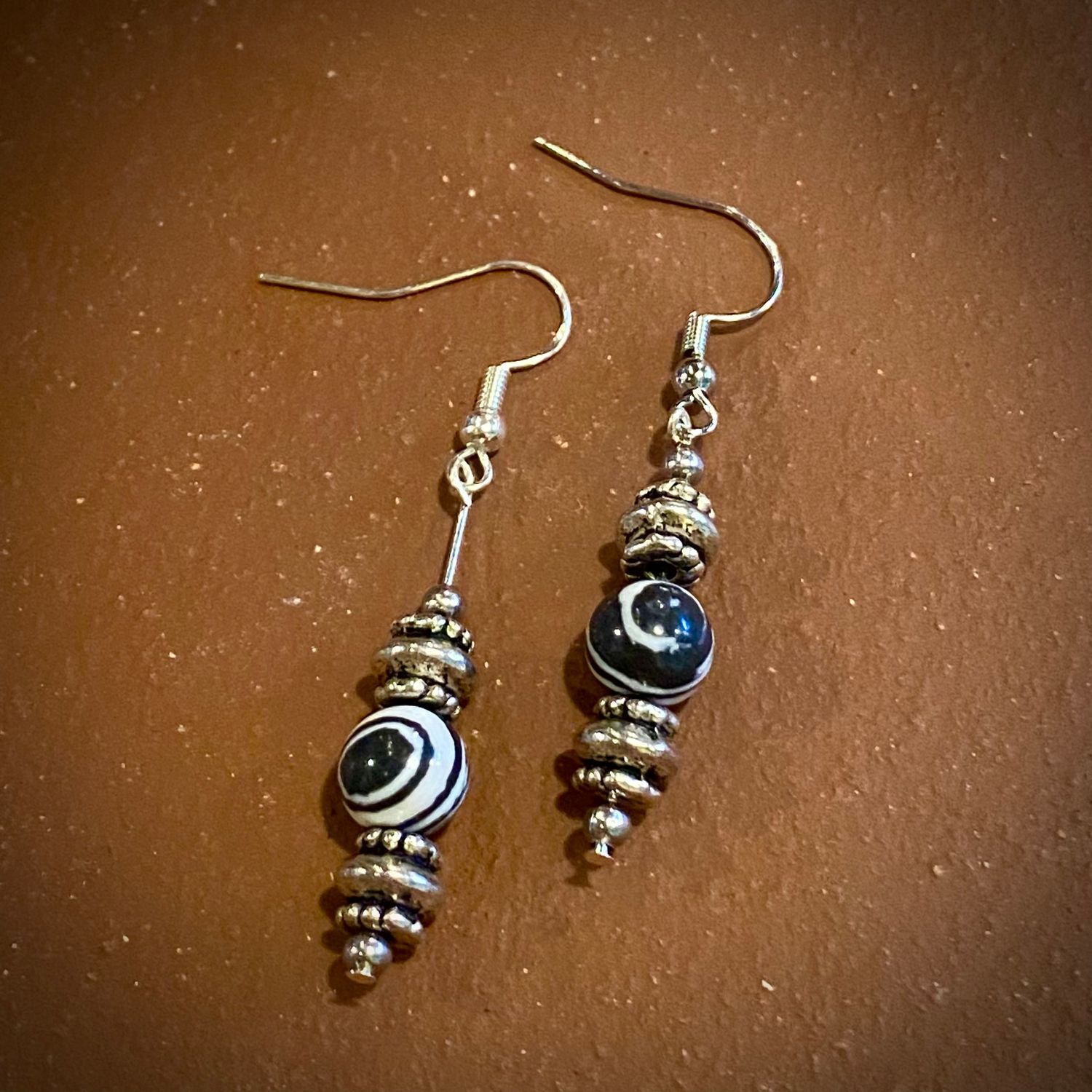 Gerber Earring Small Black &amp; White Agate