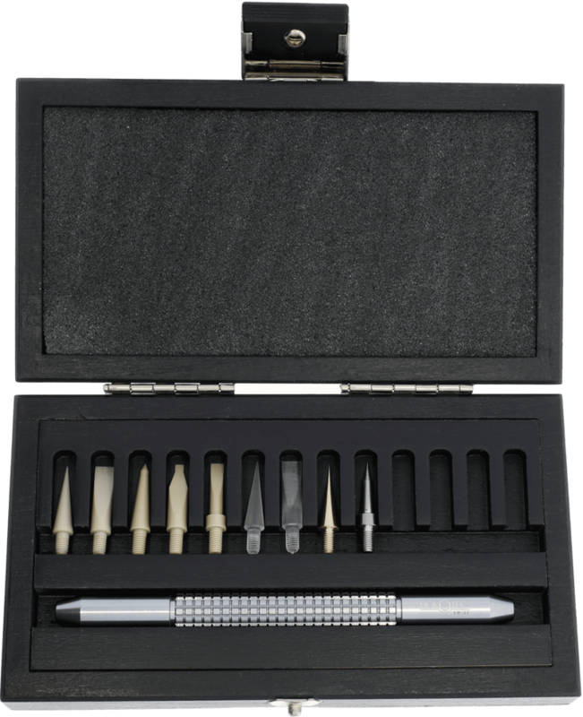 UTENSILE A MANO MULTIUSO CON MANICO IN ALLUMINIO GRIGIO ANODIZZATO Ø 8 mm, CONSEGNATO IN UNA SCATOLA CON 8 STECCHI (5x PEEK / 2x PLEXI / 1x OTTONE) E 1 PUNTA DI MARCATURA UTENSILE A MANO MULTIUSO CON MANICO IN ALLUMINIO GRIGIO ANODIZZATO Ø 8 mm, CONSEGNATO IN UNA SCATOLA CON 8 STECCHI (5x PEEK / 2x PLEXI / 1x OTTONE) E 1 PUNTA DI MARCATURA