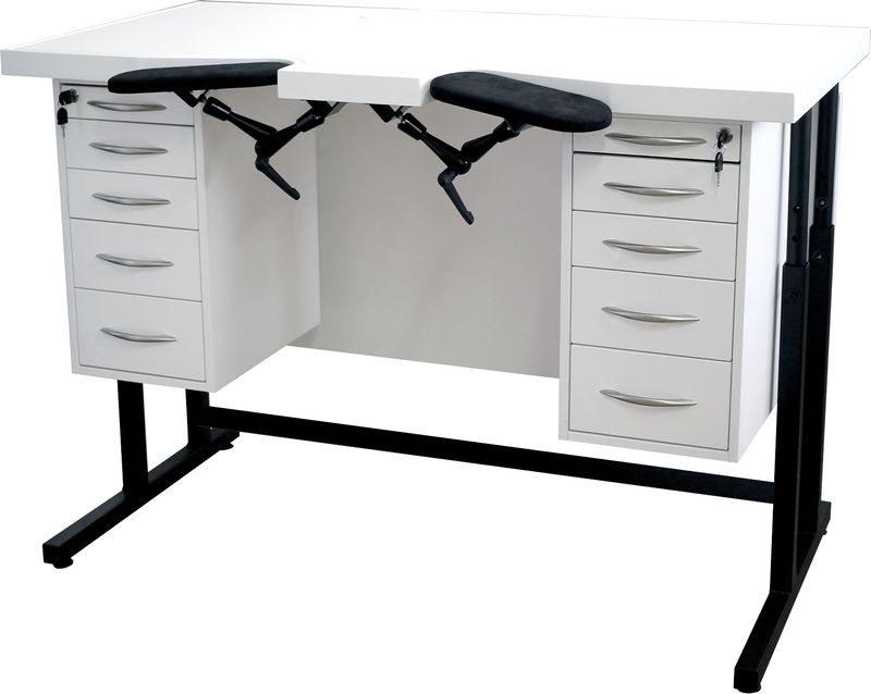 BANCO DA LABORATORIO BIANCO, PIANO DA LAVORO 140x72 cm / REGOLAZIONE ALTEZZA CON VITI E DADI 85...115 cm / POGGIA BRACCIA IN ALCANTARA, ERGONOMICI E REGOLABILI / PANNELLO SUL RETRO / 2 CASSETTIERE BANCO DA LABORATORIO BIANCO, PIANO DA LAVORO 140x72 cm / REGOLAZIONE ALTEZZA CON VITI E DADI 85...115 cm / POGGIA BRACCIA IN ALCANTARA, ERGONOMICI E REGOLABILI / PANNELLO SUL RETRO / 2 CASSETTIERE
