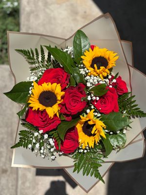 Red rose /yellow bqt (6 roses)