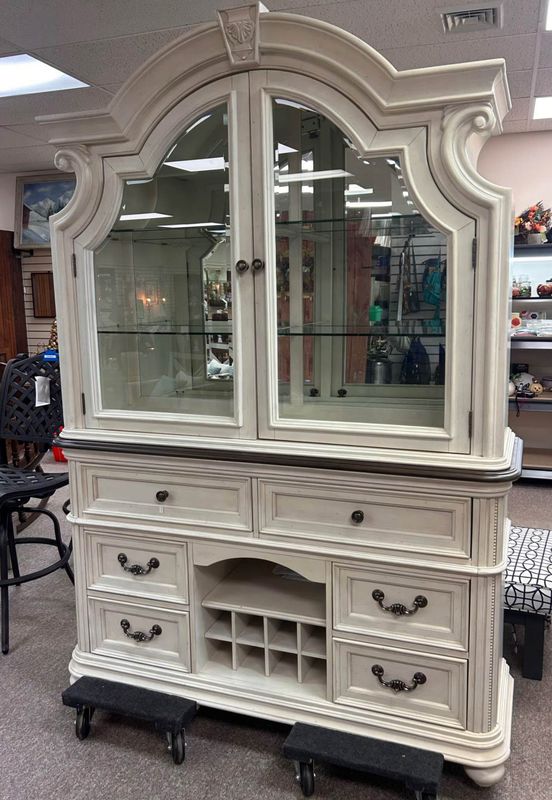 Avalon Furniture Dynasty Hutch