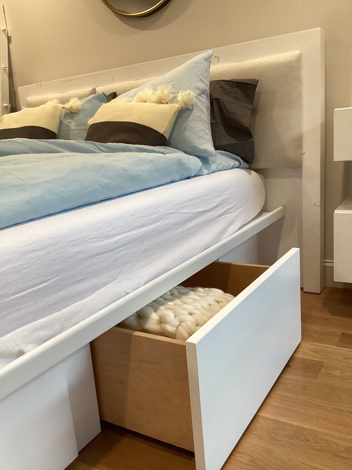 Queen platform bed: 3 drawer