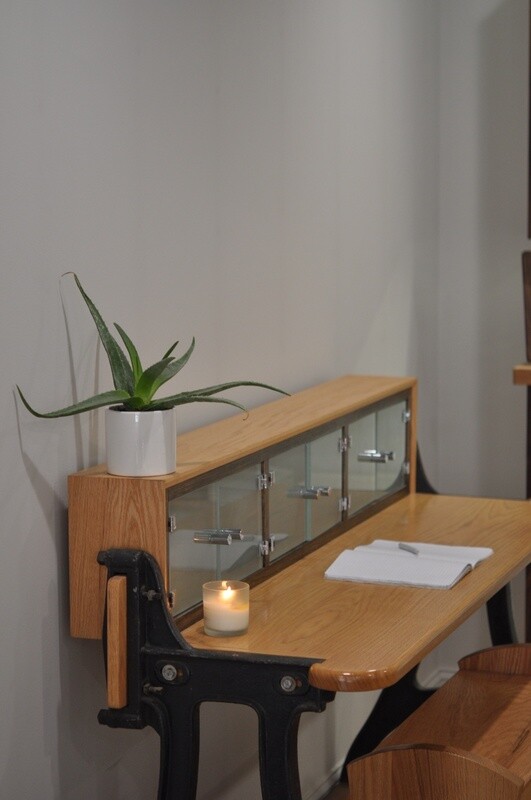 Jump sheer writing desk