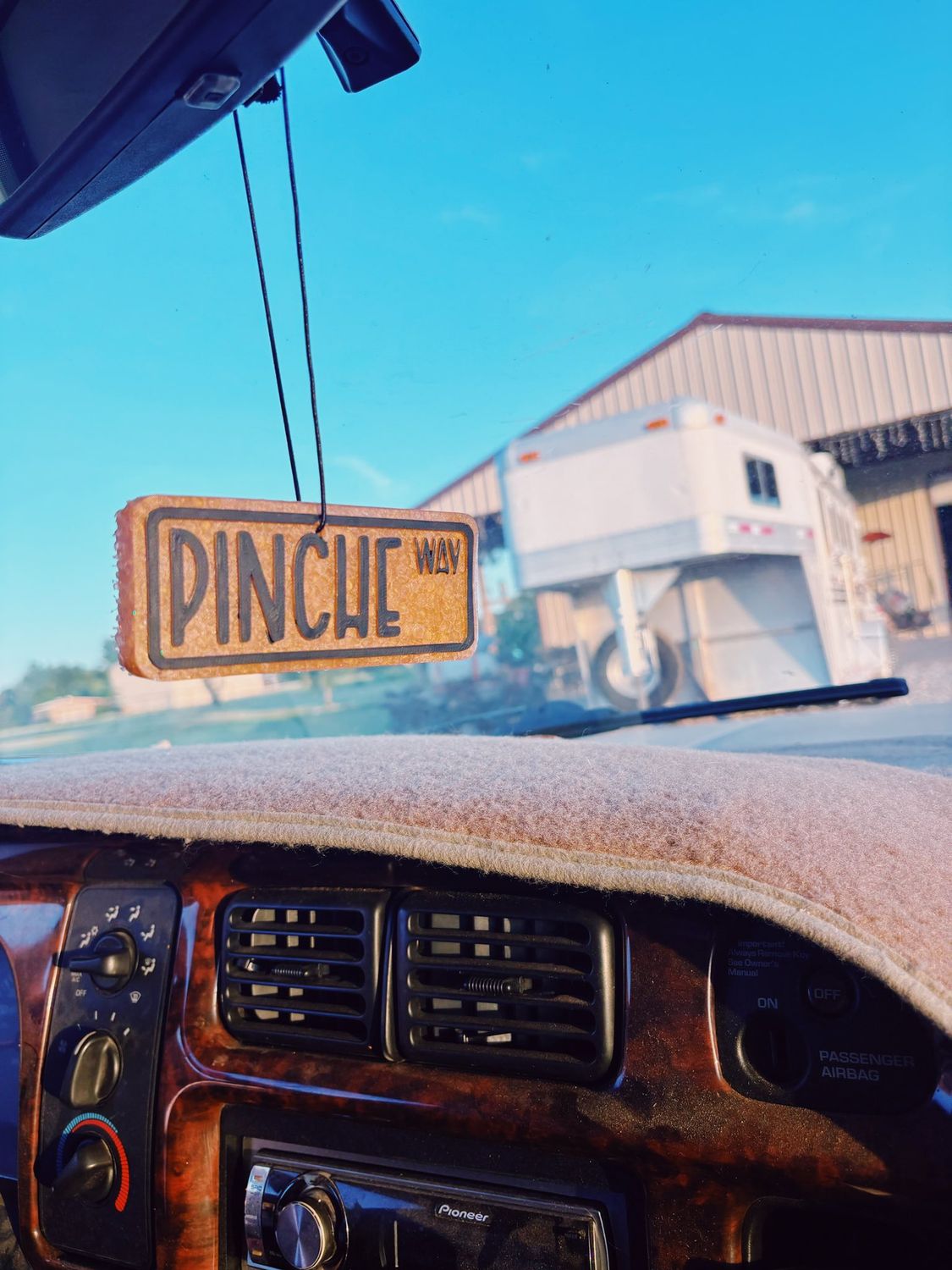 Pinche way sign