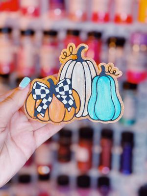 3 pumpkins with checkered bow