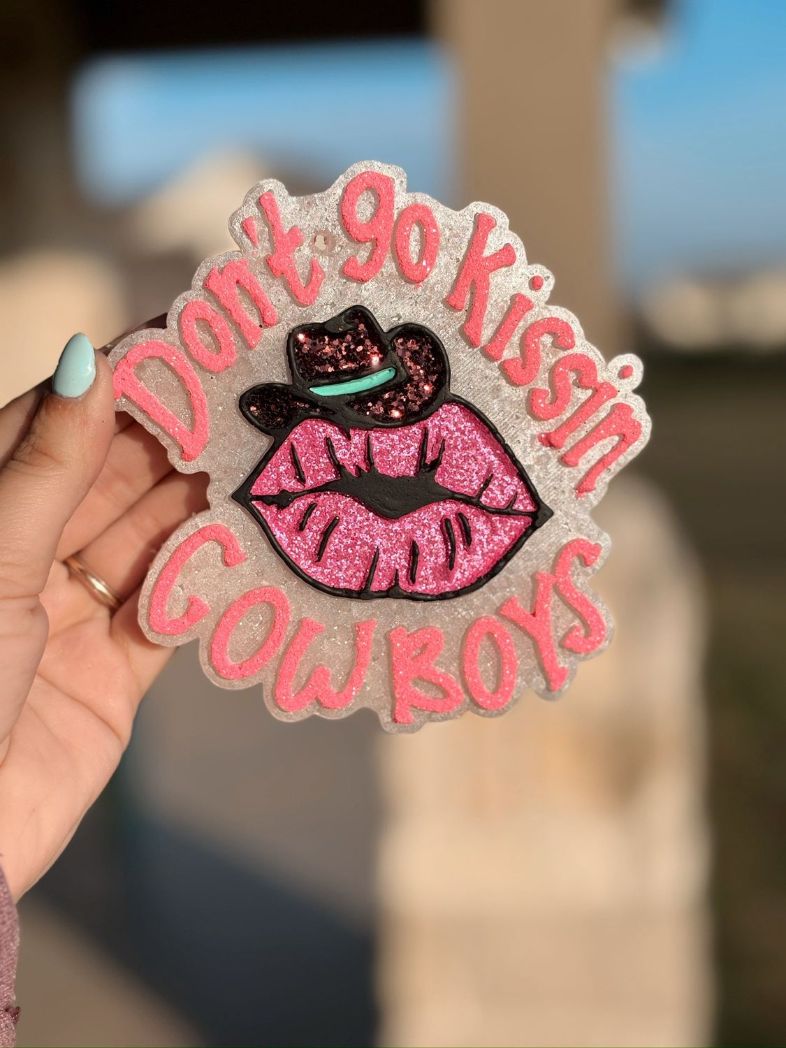 Don't go kissin cowboys