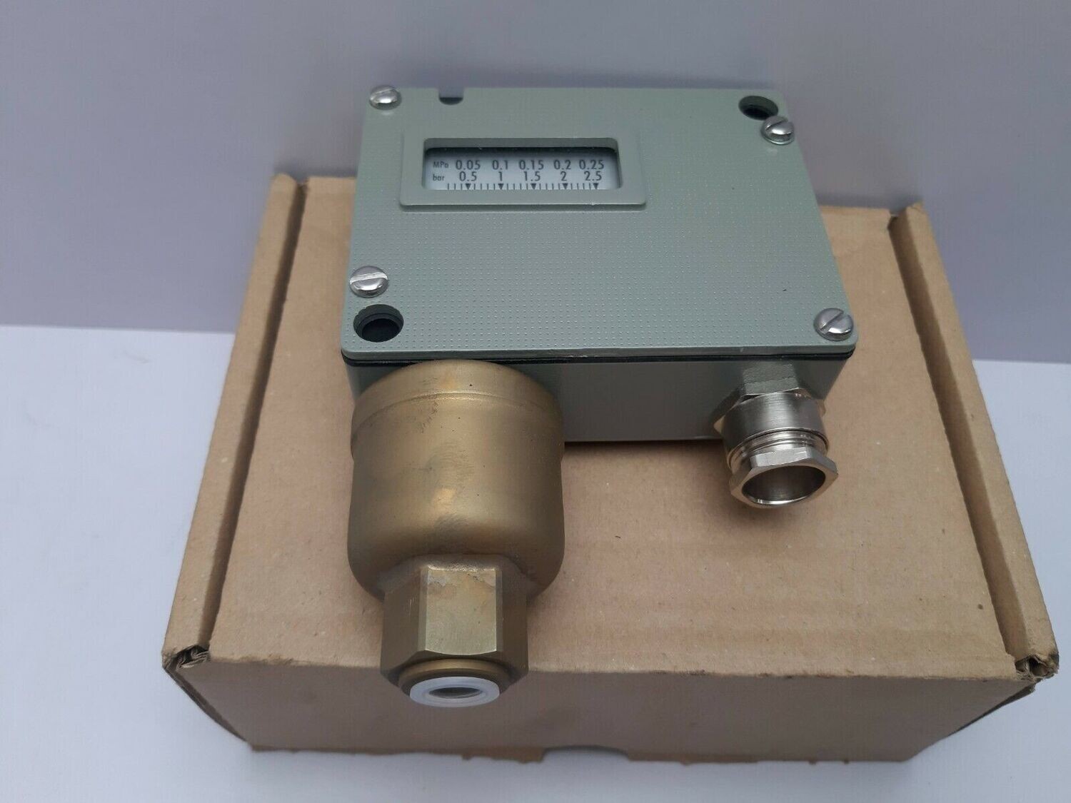 TRAFAG 900.2675.901 PRESSURE SWITCHES