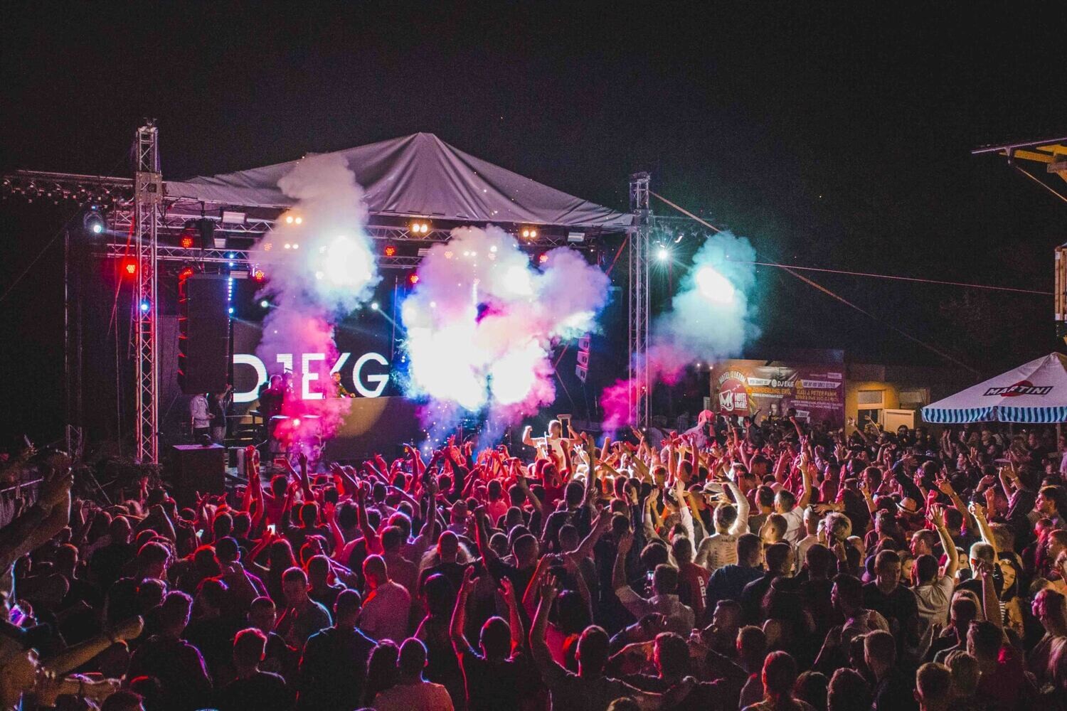 Book a DJ for 2 hours
