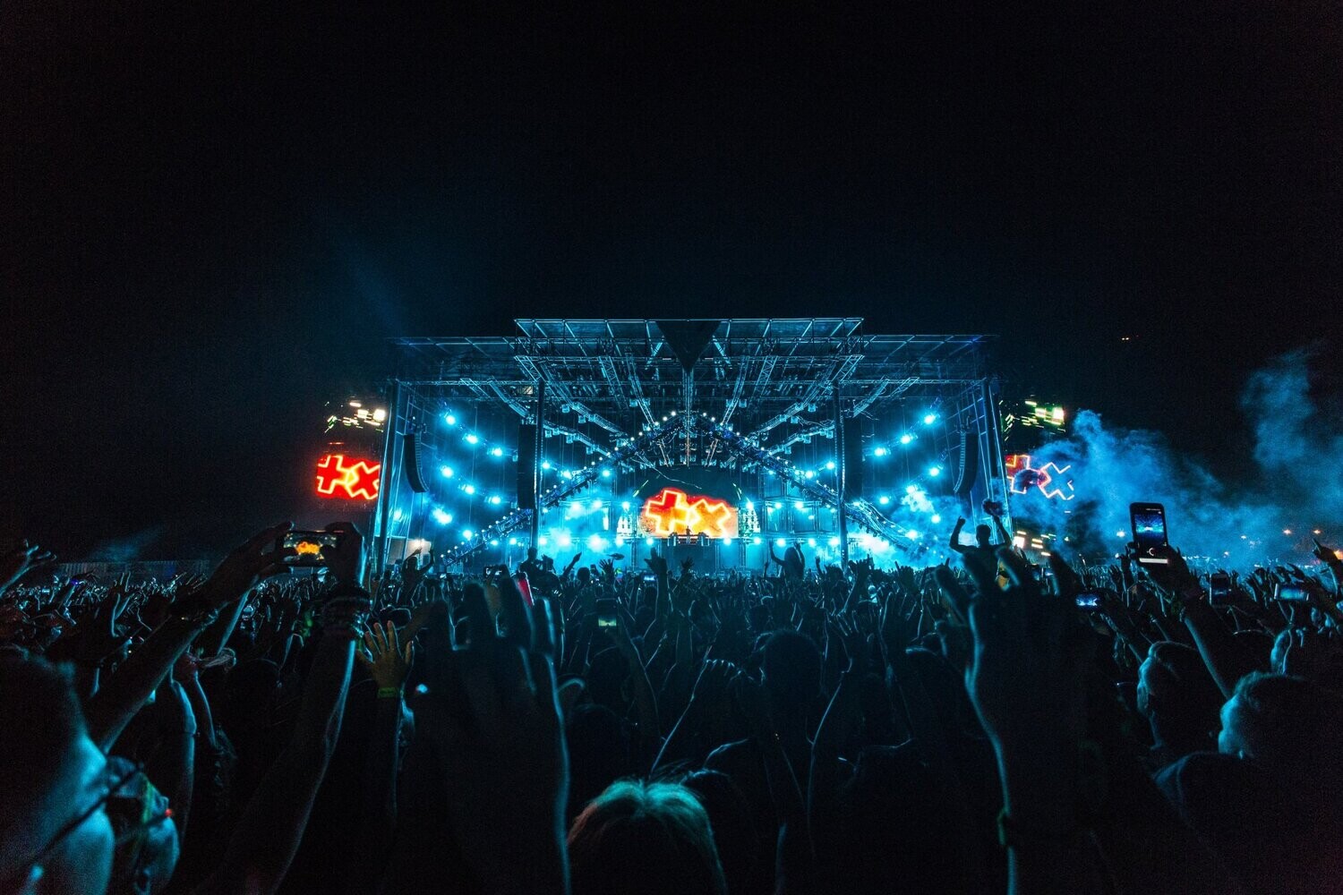 Book a DJ for 3 hours