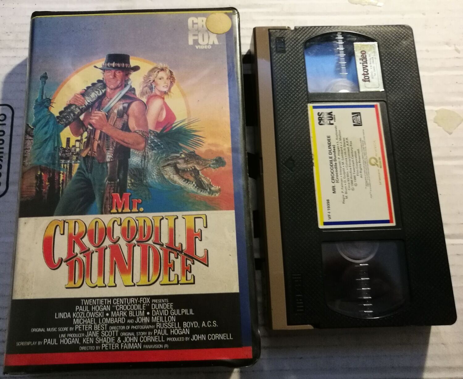 TeknoFilm - 2 VHS – MR. CROCODILE DUNDEE + MR. CROCODILE DUNDEE 2 di A. Hiller e John Cornell (1986-1988) - CBS FOX TeknoFilm - 2 VHS – MR. CROCODILE DUNDEE + MR. CROCODILE DUNDEE 2 di A. Hiller e John Cornell (1986-1988) - CBS FOX