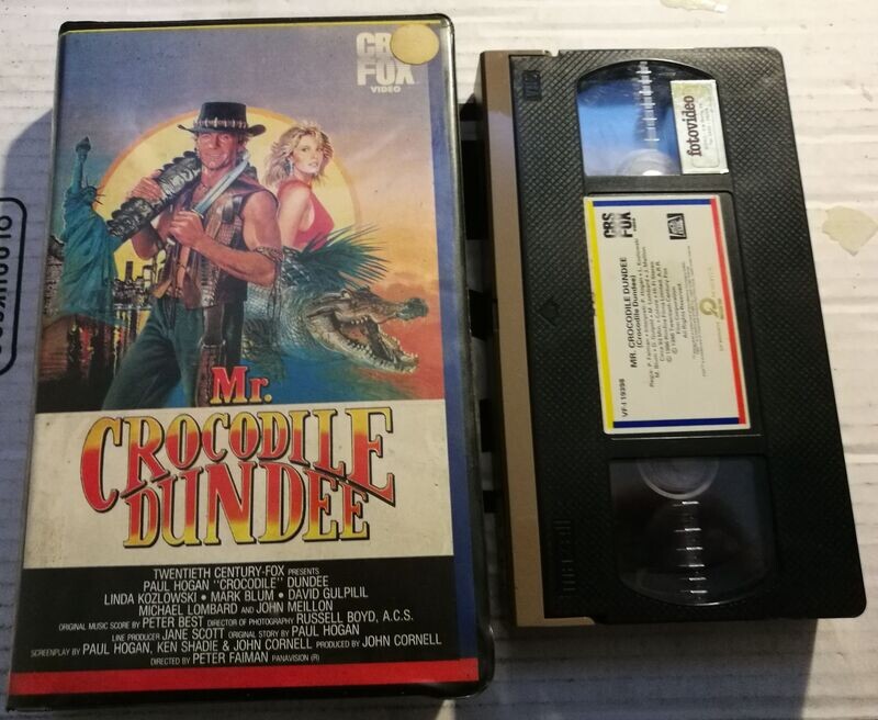 TeknoFilm - 2 VHS – MR. CROCODILE DUNDEE + MR. CROCODILE DUNDEE 2 di A. Hiller e John Cornell (1986-1988) - CBS FOX