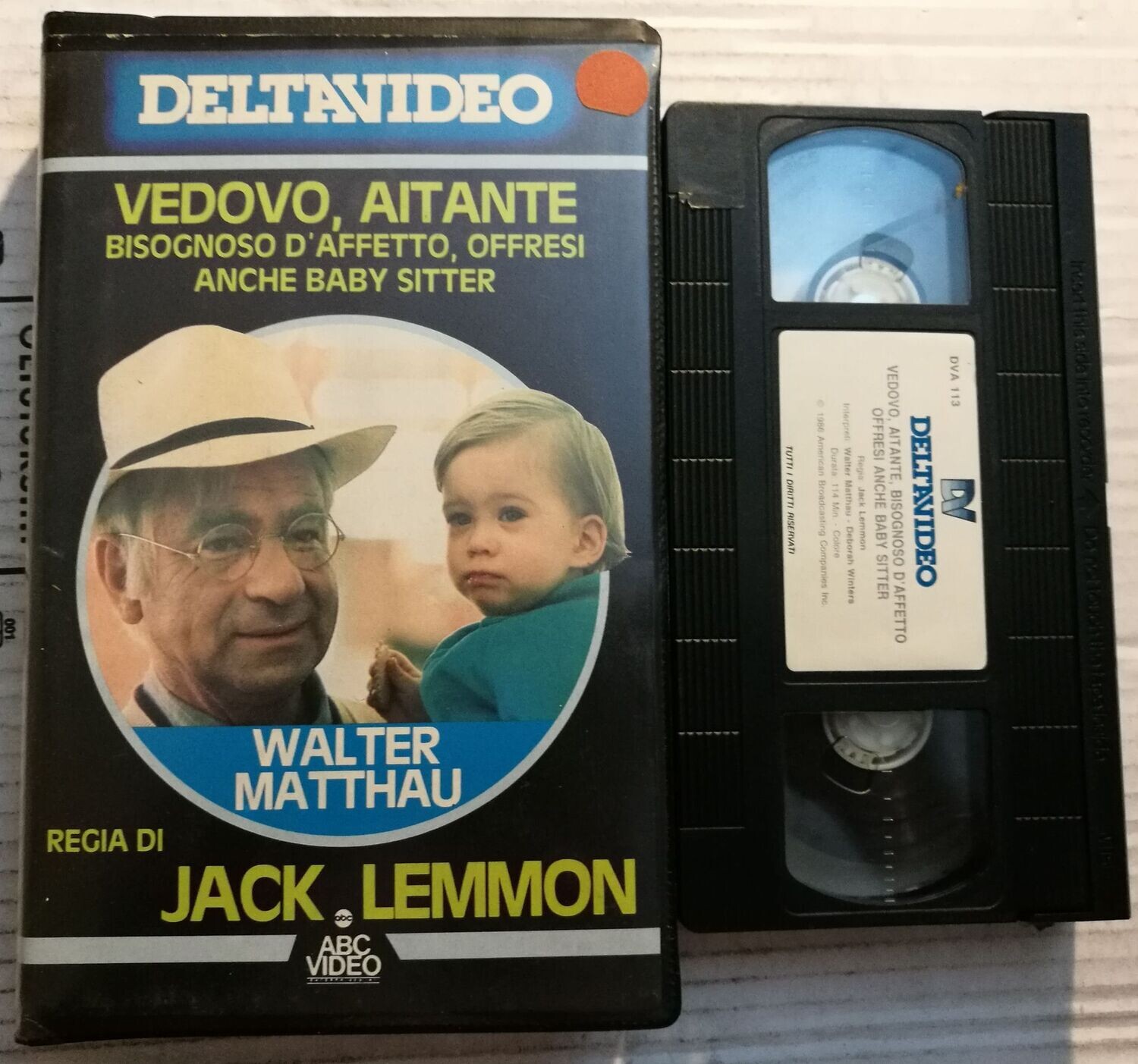 TeknoFilm - VHS – VEDOVO, AITANTE, BISOGNOSO D'AFFETTO, OFFRESI ANCHE BABY SITTER di Jack Lemmon (1971) - DELTAVIDEO