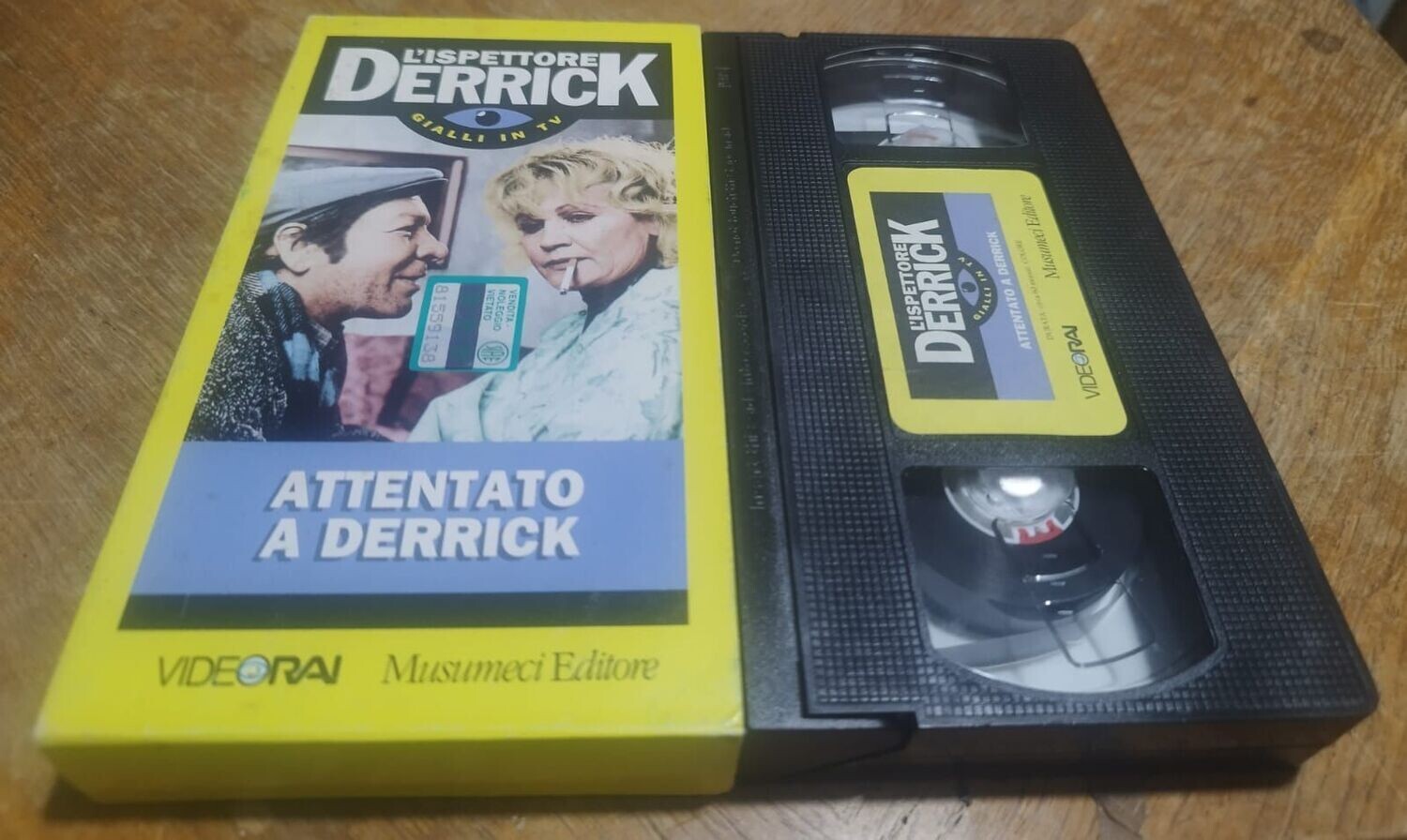 TeknoFilm - VHS - L'ISPETTORE DERRICK - ATTENTATO A DERRICK di A.A.V.V. (1974) - MUSUMECI (INEDITO IN DVD)