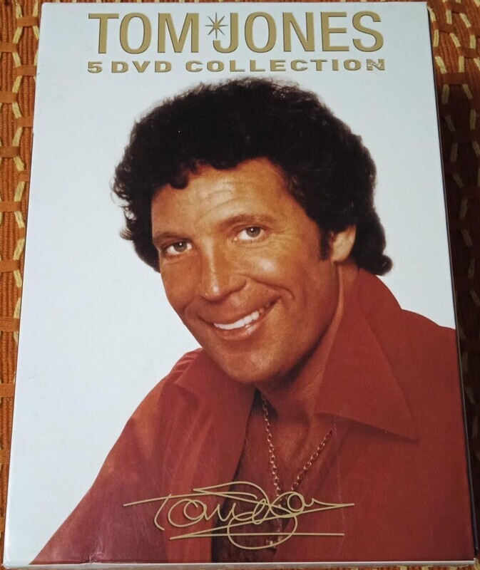 TeknoFilm - 5 DVD - TOM JONES DVD COLLECTION: 35 CLASSIC BALLAD + LOVE SONG'S & BALLADS + RED HOT SOUL + HITS! HITS! + COUNTRY CLASSICS (2006) - GO TeknoFilm - 5 DVD - TOM JONES DVD COLLECTION: 35 CLASSIC BALLAD + LOVE SONG'S & BALLADS + RED HOT SOUL + HITS! HITS! + COUNTRY CLASSICS (2006) - GO
