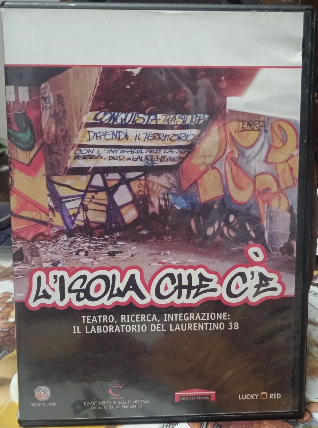 TeknoFilm - DVD – L'ISOLA CHE C'E' (Teatro, ricerca, integrazione: Il laboratorio del Laurentino 38) di Andrea Balzola - LUCKY RED
