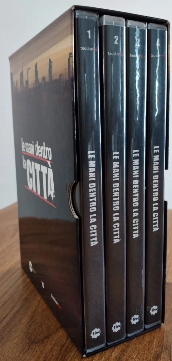 TeknoFilm - Box 4 DVD – LE MANI DENTRO LA CITTA' Stagione 1 di Alessandro Angelini (2014) - FIVE STORE TeknoFilm - Box 4 DVD – LE MANI DENTRO LA CITTA' Stagione 1 di Alessandro Angelini (2014) - FIVE STORE