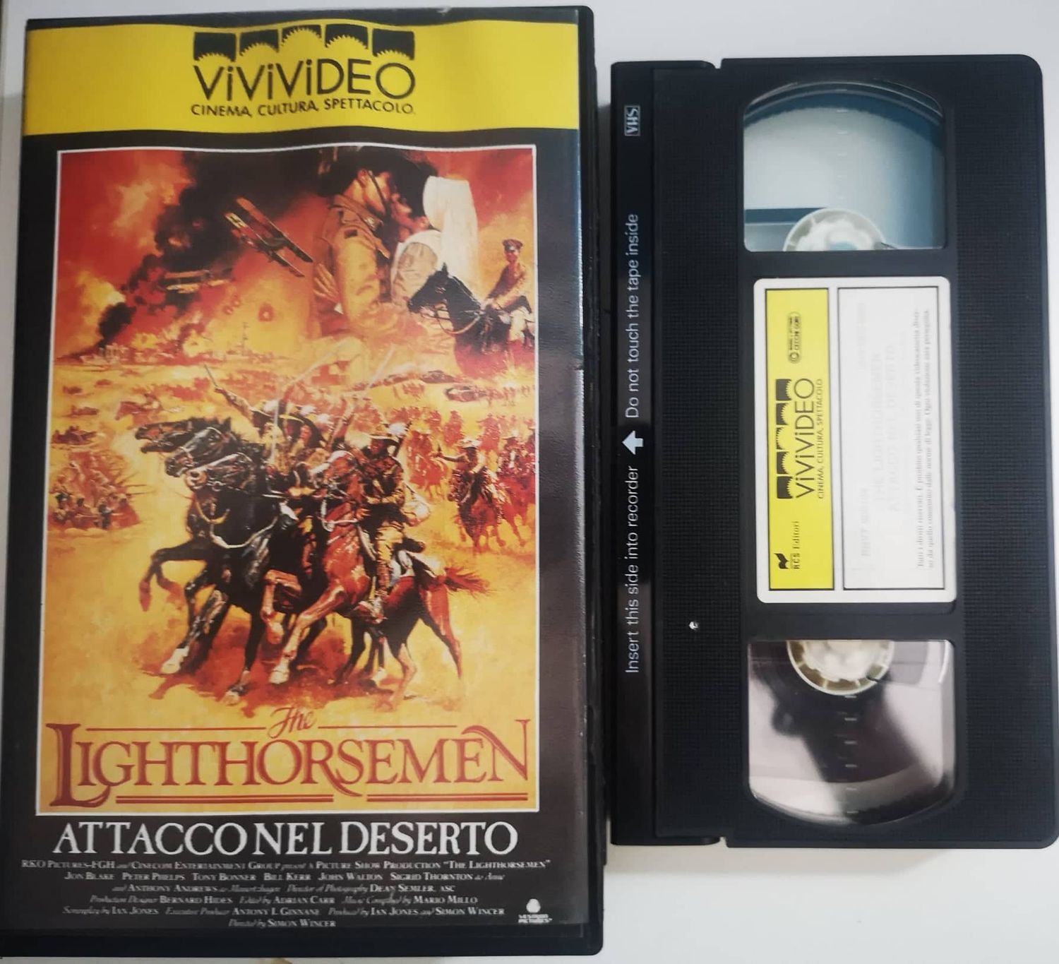TeknoFilm – VHS – THE LIGHTHORSEMEN - ATTACCO NEL DESERTO di Simon Wincer (1987) - VIVIVIDEO TeknoFilm – VHS – THE LIGHTHORSEMEN - ATTACCO NEL DESERTO di Simon Wincer (1987) - VIVIVIDEO