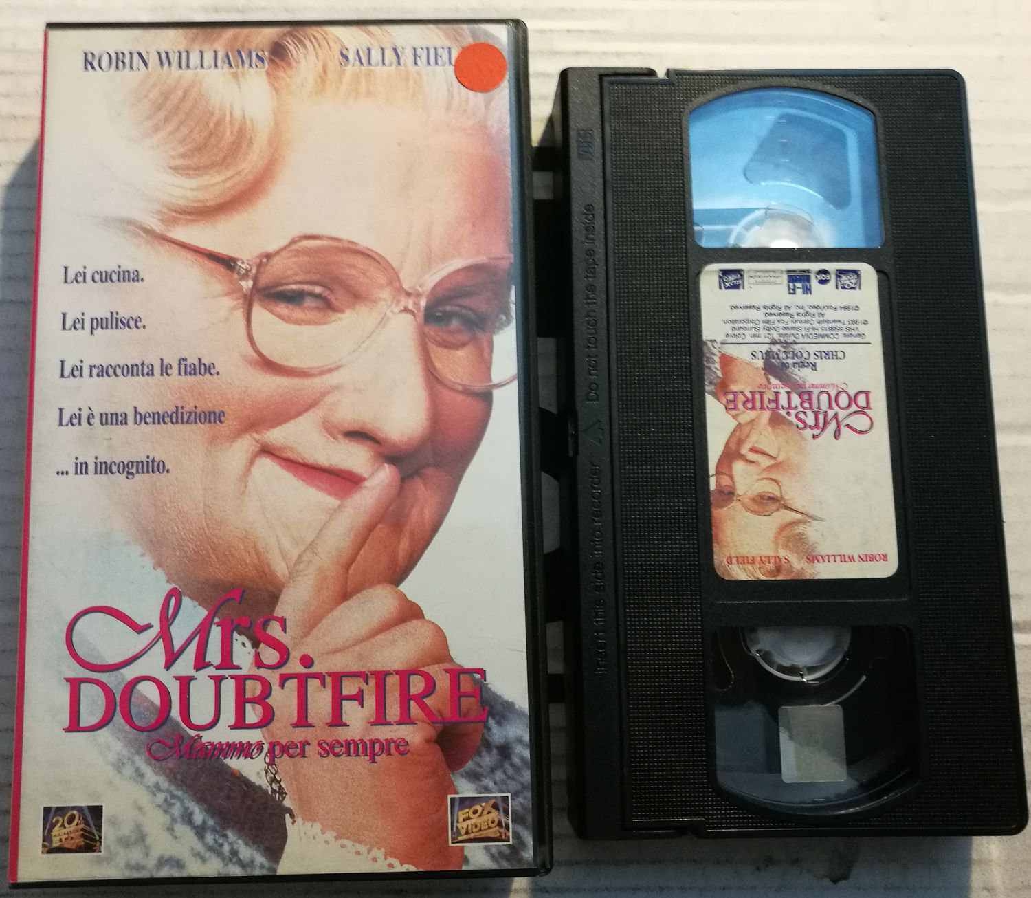 TeknoFilm – VHS – MRS DOUBTFIRE - MAMMO PER SEMPRE di Chris Columbus (1993) - 20TH CENTURY FOX TeknoFilm – VHS – MRS DOUBTFIRE - MAMMO PER SEMPRE di Chris Columbus (1993) - 20TH CENTURY FOX