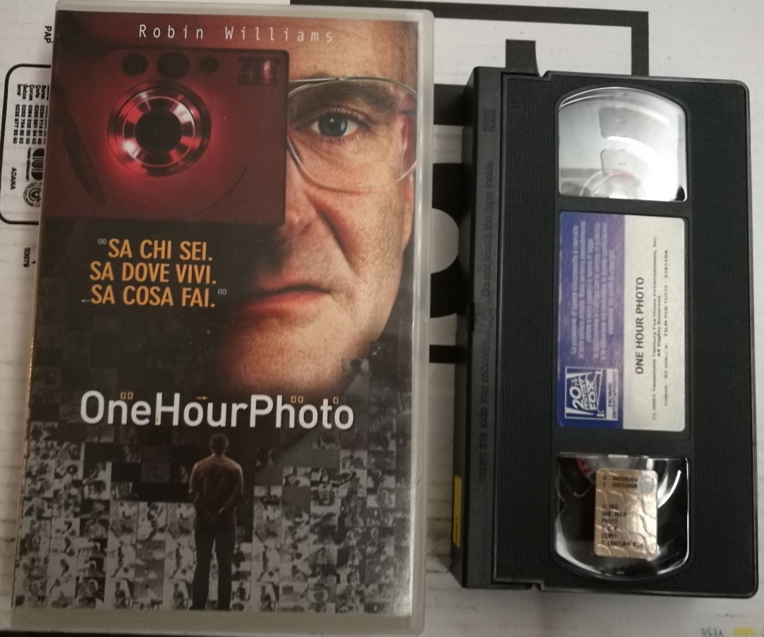 TeknoFilm – VHS – ONE HOUR PHOTO di Mark Romanek (2002) - 20TH CENTURY FOX TeknoFilm – VHS – ONE HOUR PHOTO di Mark Romanek (2002) - 20TH CENTURY FOX