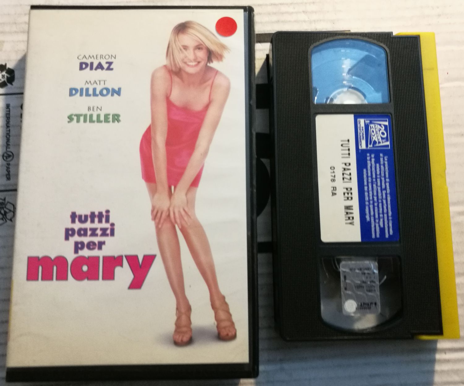 TeknoFilm – VHS – TUTTI PAZZI PER MARY di Peter Farrelly e Bobby Farrelly (1998) - 20TH CENTURY FOX TeknoFilm – VHS – TUTTI PAZZI PER MARY di Peter Farrelly e Bobby Farrelly (1998) - 20TH CENTURY FOX