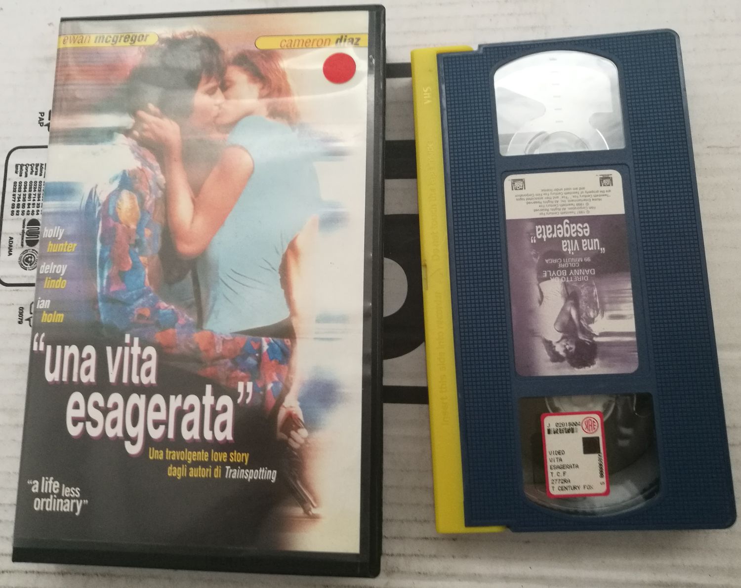 TeknoFilm – VHS – UNA VITA ESAGERATA di Danny Boyle (1997) - 20TH CENTURY FOX TeknoFilm – VHS – UNA VITA ESAGERATA di Danny Boyle (1997) - 20TH CENTURY FOX
