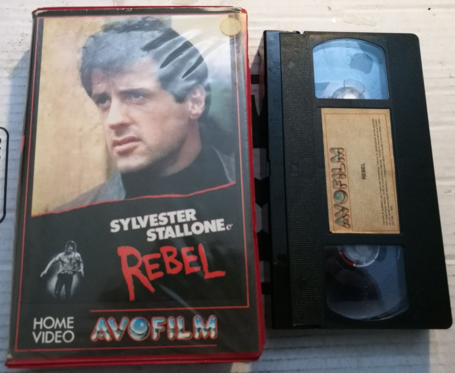 TeknoFilm - VHS – REBEL - FUGA SENZA SCAMPO di Robert Allen Schnitzer (1975) - AVOFILM TeknoFilm - VHS – REBEL - FUGA SENZA SCAMPO di Robert Allen Schnitzer (1975) - AVOFILM