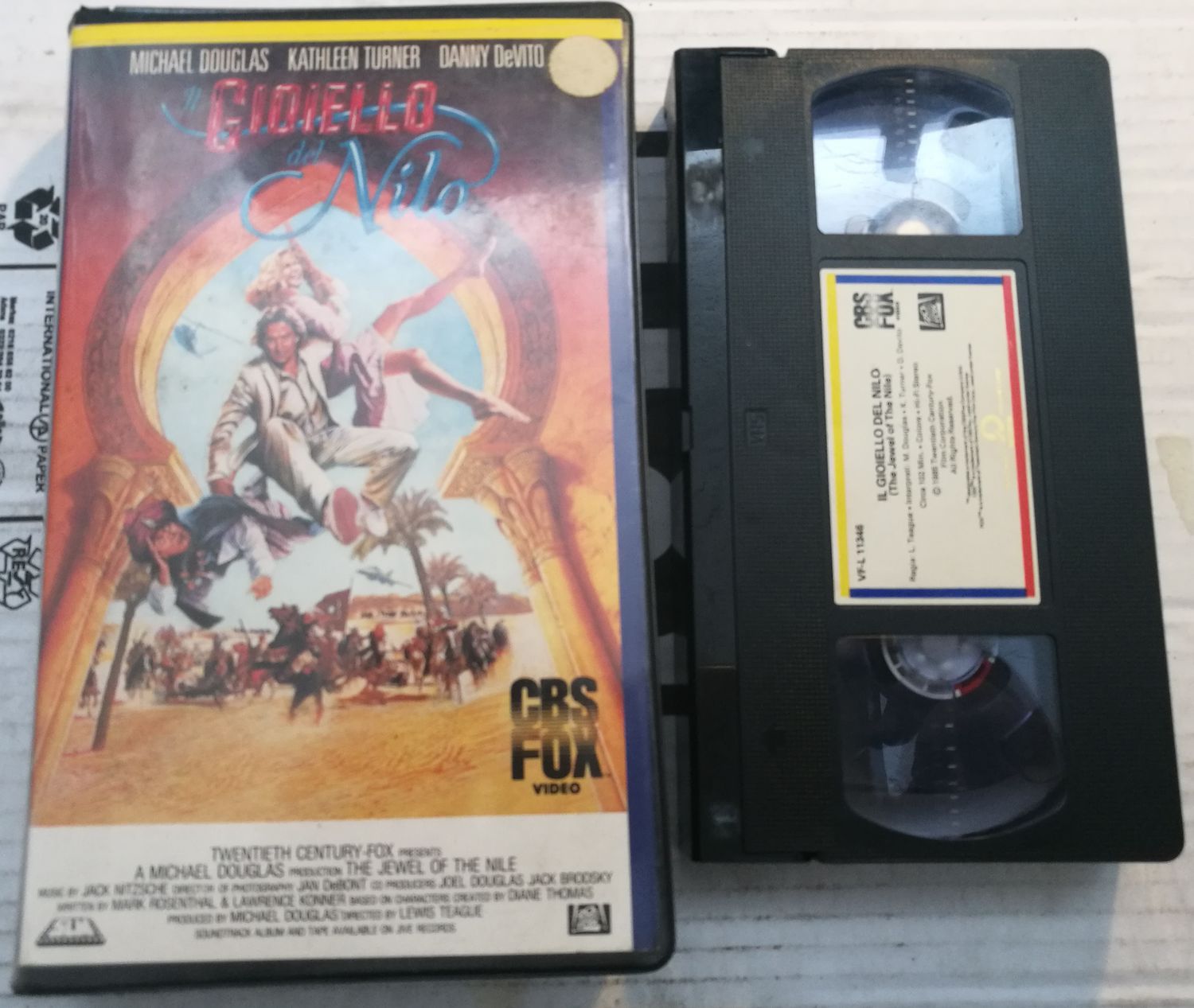 TeknoFilm - VHS – IL GIOIELLO DEL NILO di Lewis Teague (1985) - CBS FOX TeknoFilm - VHS – IL GIOIELLO DEL NILO di Lewis Teague (1985) - CBS FOX