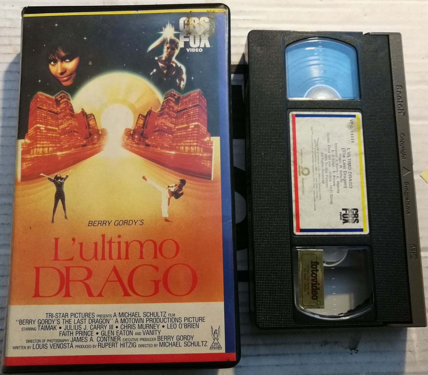 TeknoFilm - VHS – L'ULTIMO DRAGO di Michael Schultz (1985) - CBS FOX (INEDITO IN DVD) TeknoFilm - VHS – L'ULTIMO DRAGO di Michael Schultz (1985) - CBS FOX (INEDITO IN DVD)