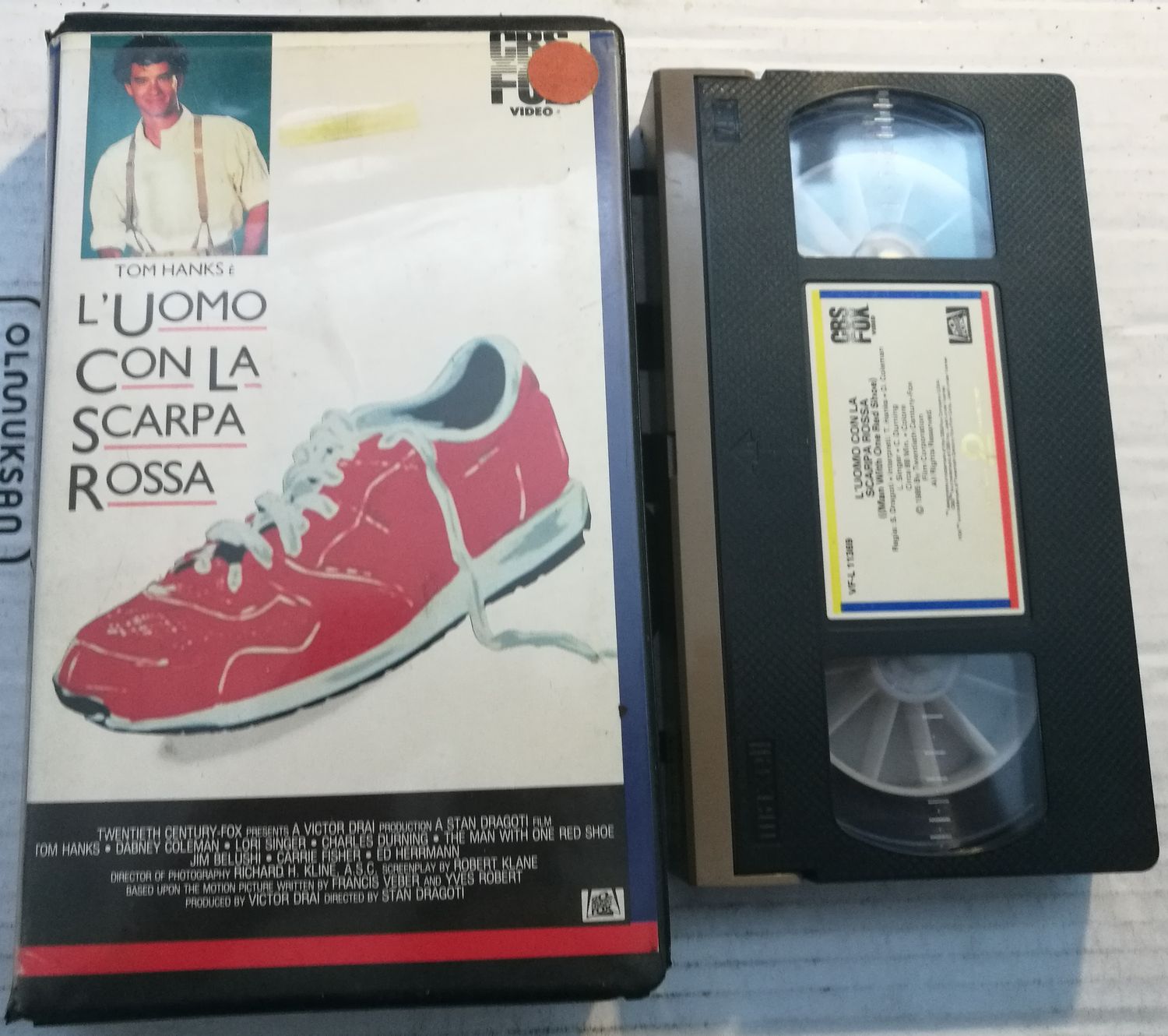 TeknoFilm - VHS – L'UOMO CON LA SCARPA ROSSA di Stan Dragoti (1985) - CBS FOX TeknoFilm - VHS – L'UOMO CON LA SCARPA ROSSA di Stan Dragoti (1985) - CBS FOX