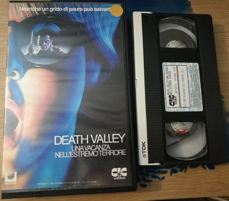 TeknoFilm - VHS – DEATH VALLEY - UNA VACANZA NELL'ESTREMO TERRORE di Dick Richards (1982) - CIC (INEDITO IN DVD) TeknoFilm - VHS – DEATH VALLEY - UNA VACANZA NELL'ESTREMO TERRORE di Dick Richards (1982) - CIC (INEDITO IN DVD)