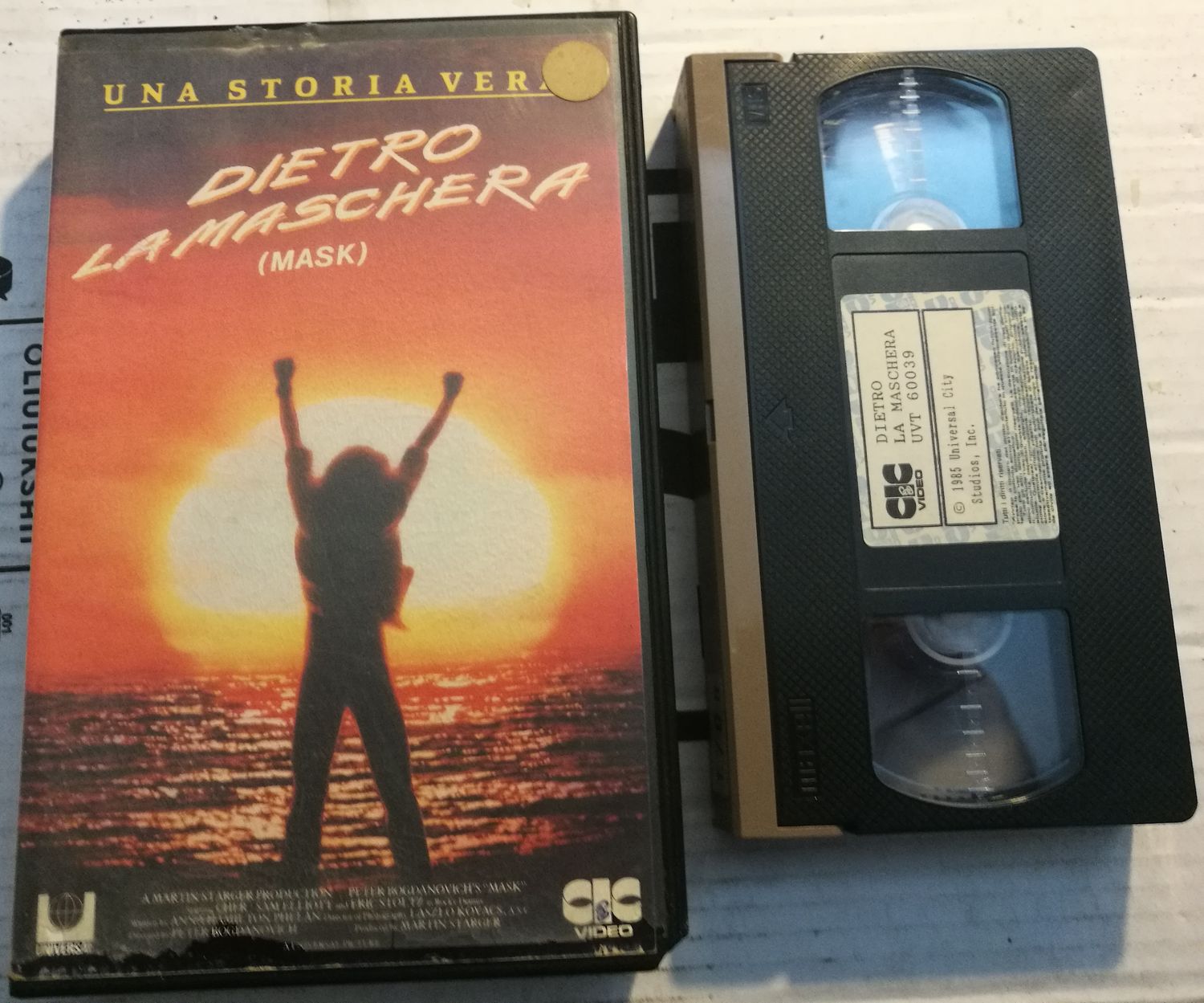 TeknoFilm - VHS – DIETRO LA MASCHERA di Peter Bogdanovich (1985) - CIC (INEDITO IN DVD) TeknoFilm - VHS – DIETRO LA MASCHERA di Peter Bogdanovich (1985) - CIC (INEDITO IN DVD)