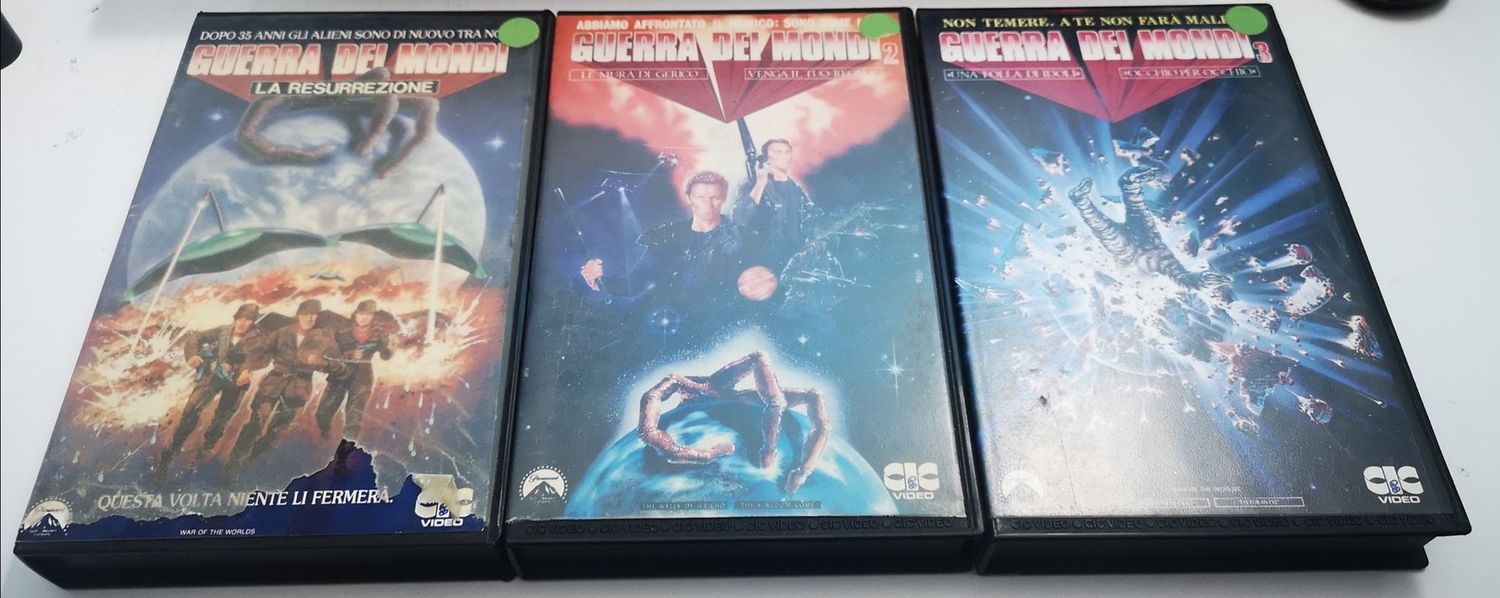 TeknoFilm - 3 VHS – Serie TV - GUERRA DEI MONDI 1 2 3 di Colin Chilvers, C. Chilvers, W. Kolbe N. Fearnley, e M. Sobell (1988) - CIC (INEDITO IN DVD) TeknoFilm - 3 VHS – Serie TV - GUERRA DEI MONDI 1 2 3 di Colin Chilvers, C. Chilvers, W. Kolbe N. Fearnley, e M. Sobell (1988) - CIC (INEDITO IN DVD)