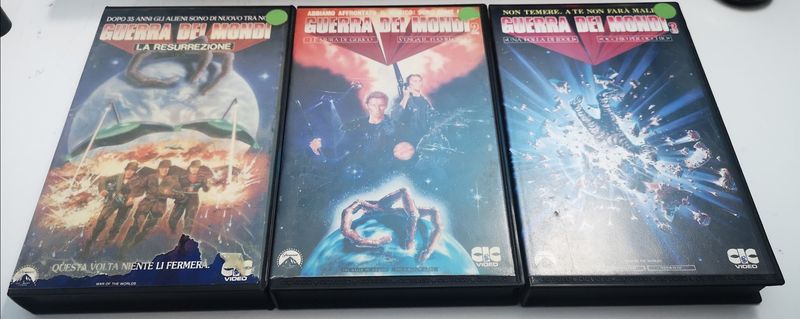 TeknoFilm - 3 VHS – Serie TV - GUERRA DEI MONDI 1 2 3 di Colin Chilvers, C. Chilvers, W. Kolbe N. Fearnley, e M. Sobell (1988) - CIC (INEDITO IN DVD) TeknoFilm - 3 VHS – Serie TV - GUERRA DEI MONDI 1 2 3 di Colin Chilvers, C. Chilvers, W. Kolbe N. Fearnley, e M. Sobell (1988) - CIC (INEDITO IN DVD)