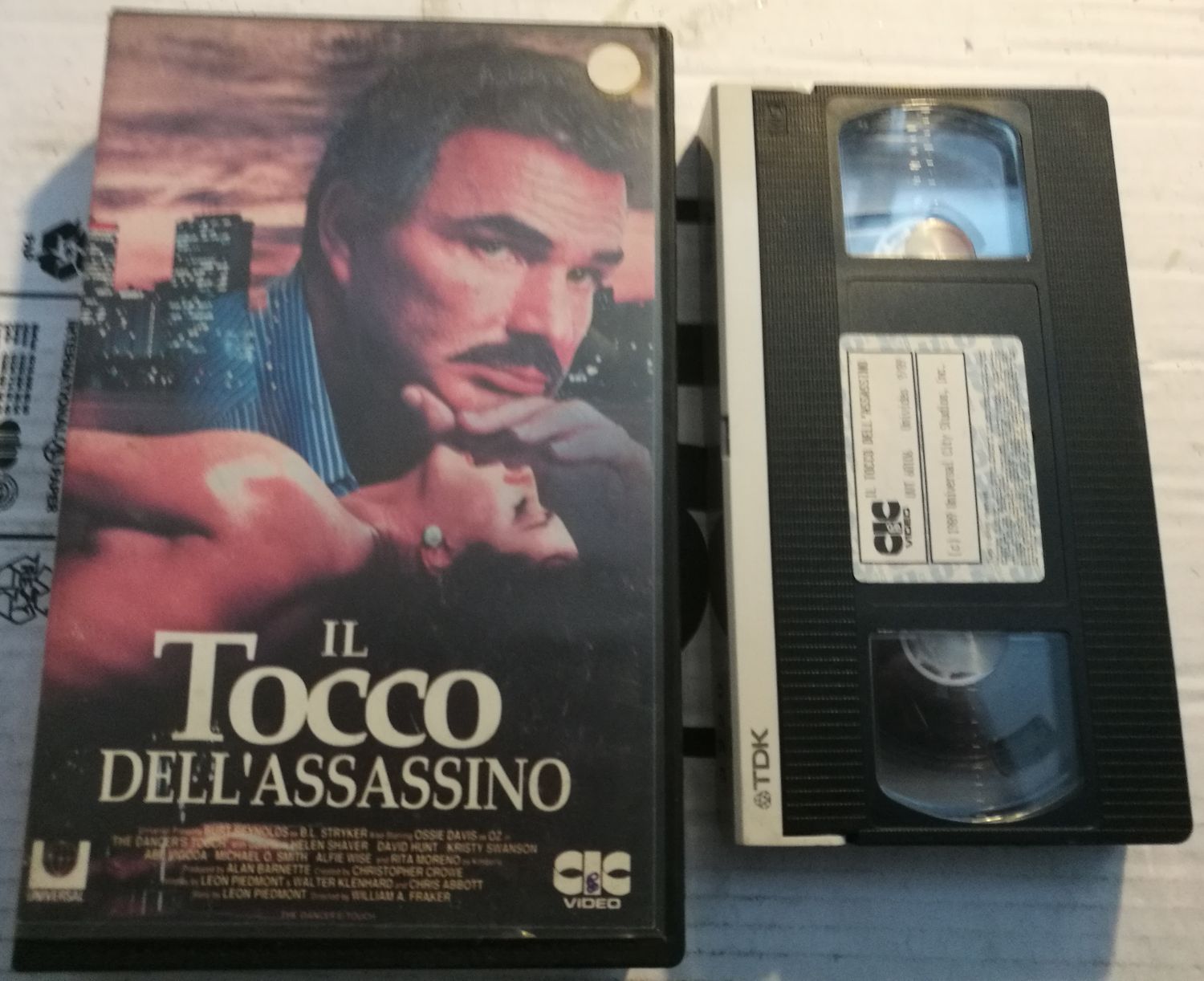 TeknoFilm - VHS – IL TOCCO DELL'ASSASSINO di William A. Fraker (1989) - CIC (INEDITO IN DVD) TeknoFilm - VHS – IL TOCCO DELL'ASSASSINO di William A. Fraker (1989) - CIC (INEDITO IN DVD)