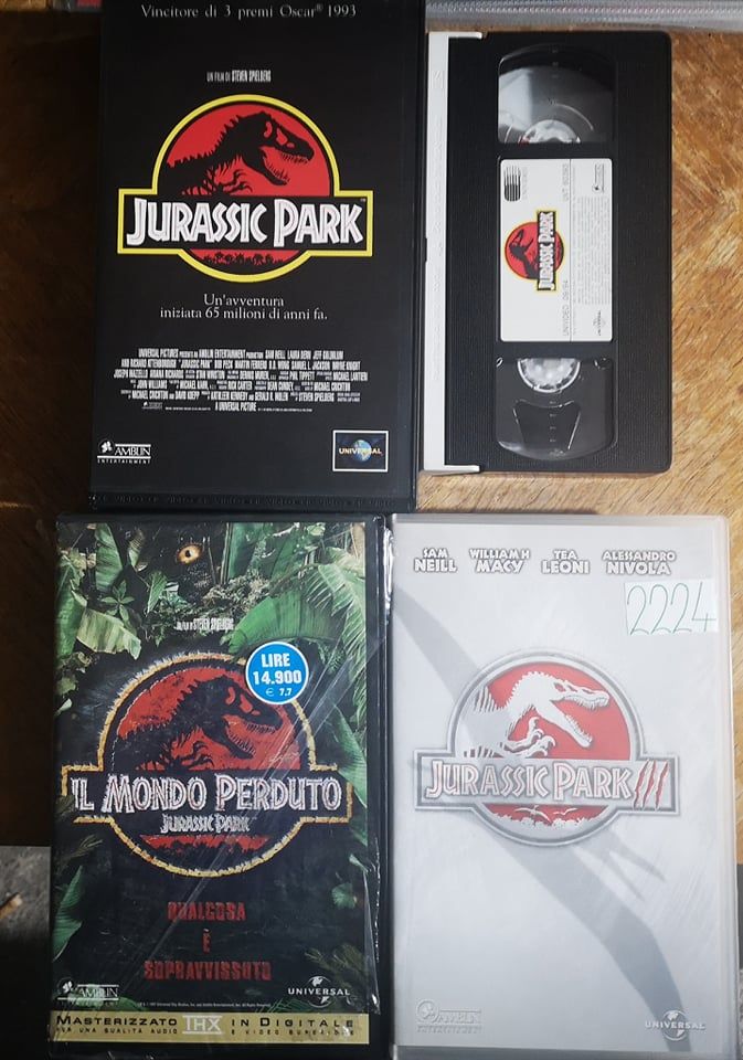 TeknoFilm - 3 VHS – JURASSIC PARK , JURASSIC PARK - IL MONDO PERDUTO, JURASSIC PARK 3 di Steven Spielberg e Joe Johnston (1993) - CIC TeknoFilm - 3 VHS – JURASSIC PARK , JURASSIC PARK - IL MONDO PERDUTO, JURASSIC PARK 3 di Steven Spielberg e Joe Johnston (1993) - CIC