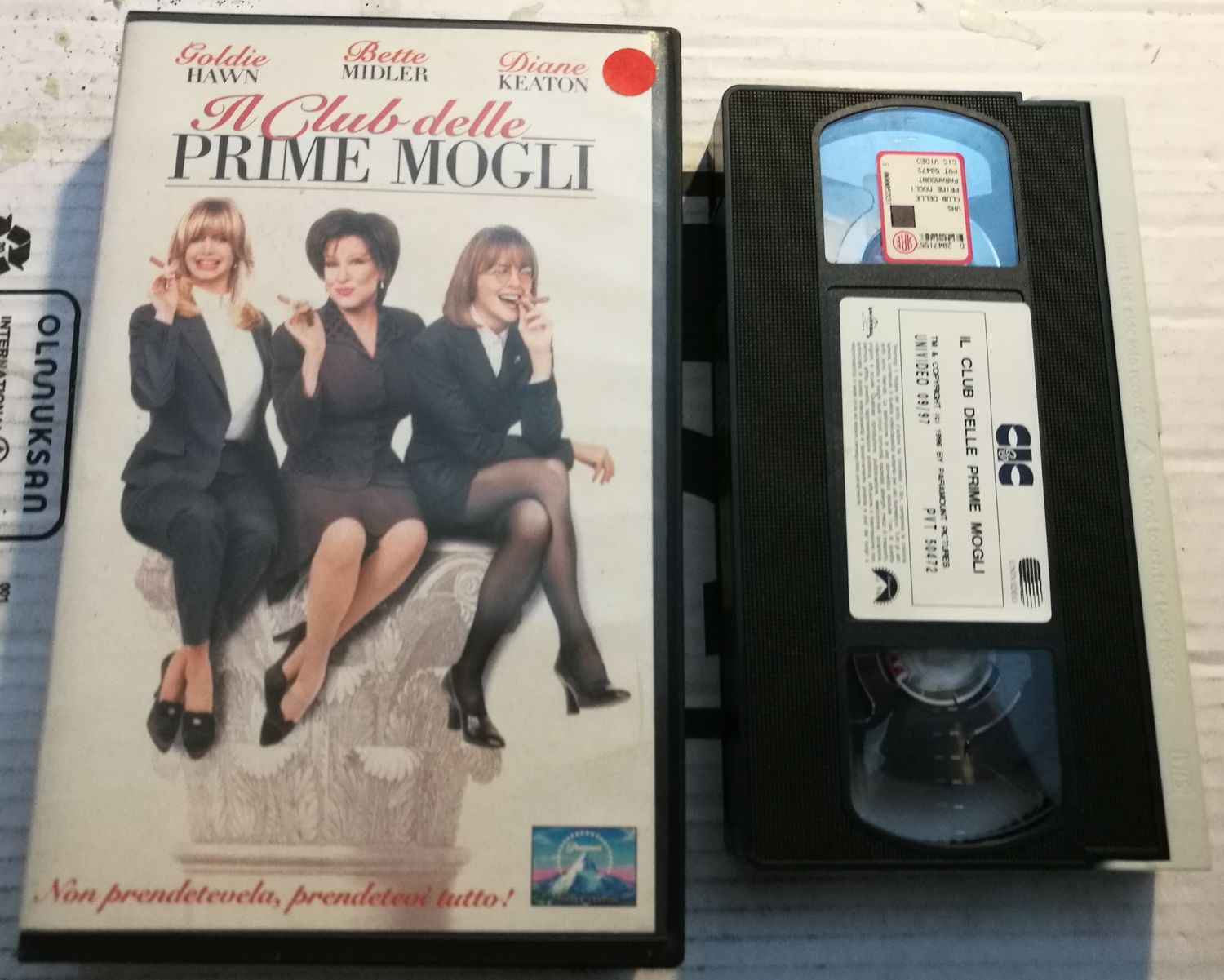TeknoFilm - VHS – IL CLUB DELLE PRIME MOGLI di Hugh Wilson (1997) - CIC TeknoFilm - VHS – IL CLUB DELLE PRIME MOGLI di Hugh Wilson (1997) - CIC