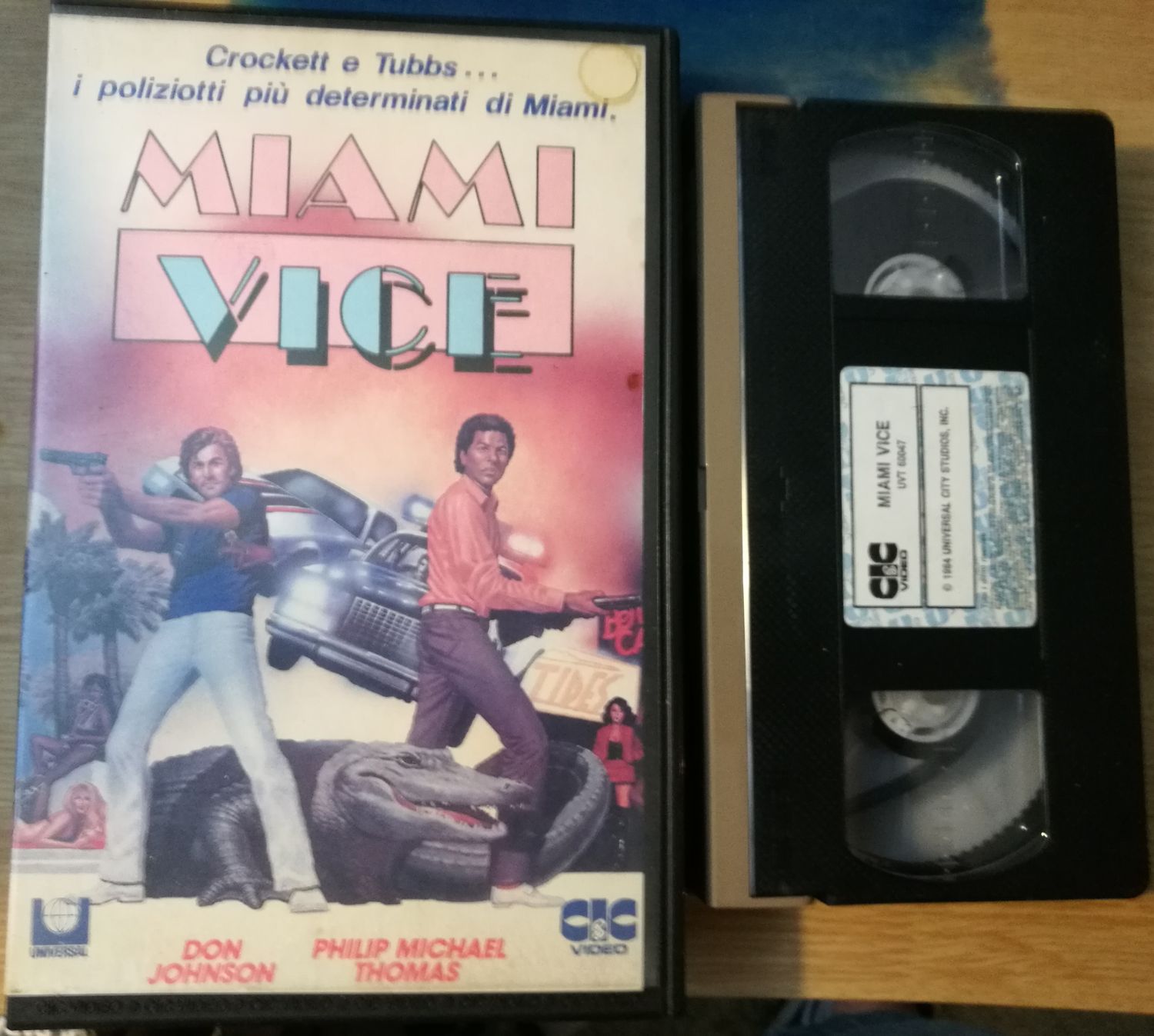 TeknoFilm - VHS – MIAMI VICE di Thomas Carter (1984) - CIC (INEDITO IN DVD) TeknoFilm - VHS – MIAMI VICE di Thomas Carter (1984) - CIC (INEDITO IN DVD)