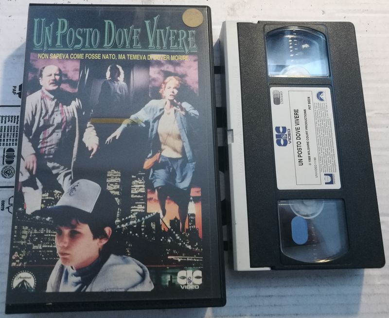 TeknoFilm - VHS – UN POSTO DOVE VIVERE di Tony Wharmby (1989) - CIC (INEDITO IN DVD) TeknoFilm - VHS – UN POSTO DOVE VIVERE di Tony Wharmby (1989) - CIC (INEDITO IN DVD)