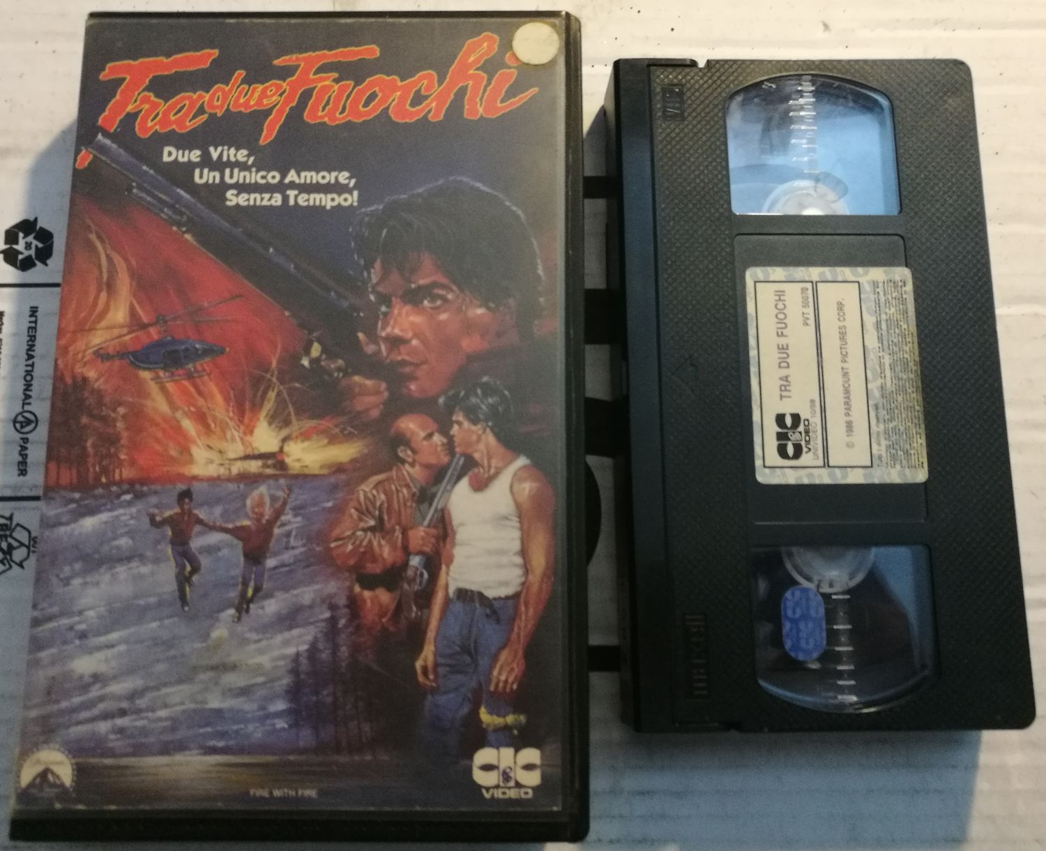 TeknoFilm - VHS – TRA DUE FUOCHI di Duncan Gibbins (1986) - CIC (INEDITO IN DVD) TeknoFilm - VHS – TRA DUE FUOCHI di Duncan Gibbins (1986) - CIC (INEDITO IN DVD)