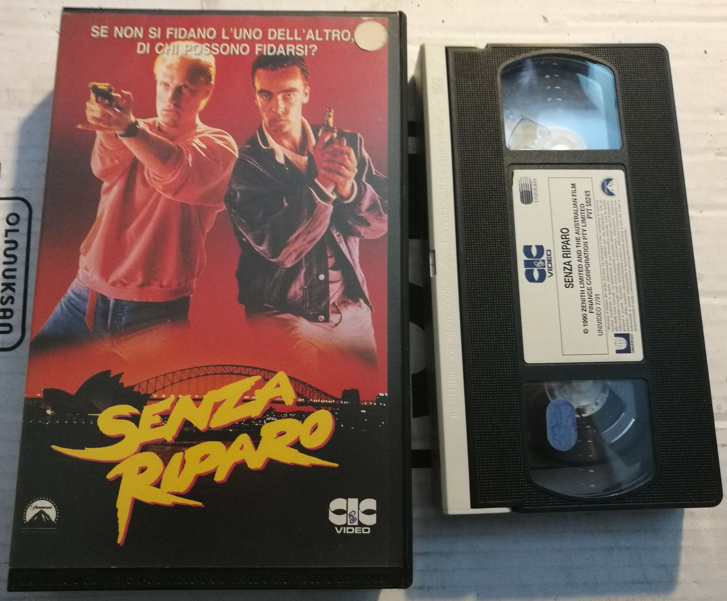 TeknoFilm - VHS – SENZA RIPARO di David Elfick (1990) - CIC (INEDITO IN DVD) TeknoFilm - VHS – SENZA RIPARO di David Elfick (1990) - CIC (INEDITO IN DVD)