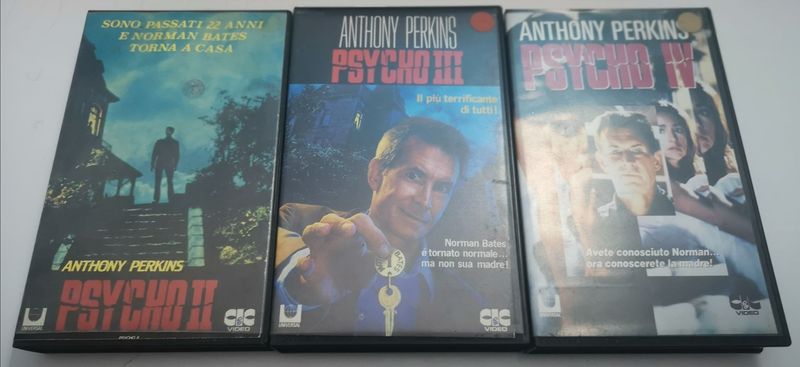 TeknoFilm - 3 VHS – PSYCHO II, PSYCHO III, PSYCHO IV di Richard Franklin, Anthony Perkins e Mick Garris (1983) - CIC (INEDITO IN DVD) TeknoFilm - 3 VHS – PSYCHO II, PSYCHO III, PSYCHO IV di Richard Franklin, Anthony Perkins e Mick Garris (1983) - CIC (INEDITO IN DVD)